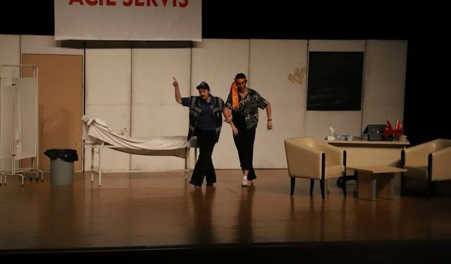 NEVÜ’de “Acil Servis” tiyatro oyunu sahnelendi