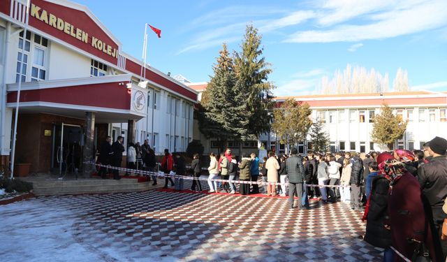 Kardelen Kolejinin 8. sınıf bursluluk sınavı rekor katılımla yapıldı