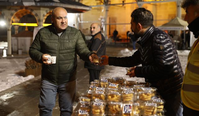 Miraç Gecesi’nde Kandil Simidi ve Şerbet Dağıtıldı