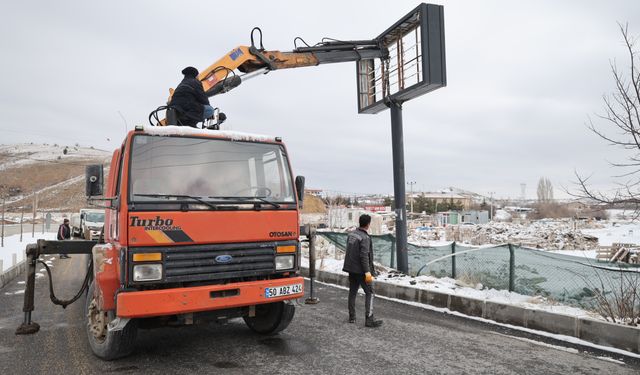 Nevşehir’de Sahipsiz Totem ve Levhalar Kaldırılıyor