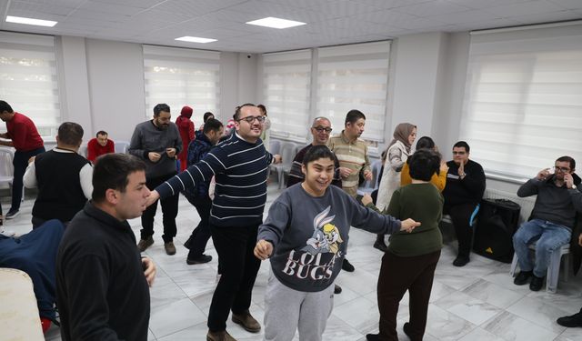 Özel İnsanlar Müzik Dolu Gecede Doyasıya Eğlendi