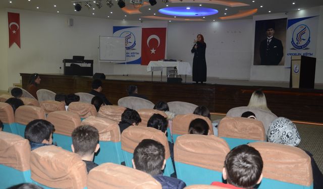 Yazar Selcen Yüksel Arvas Kardelenli öğrencilerle buluştu