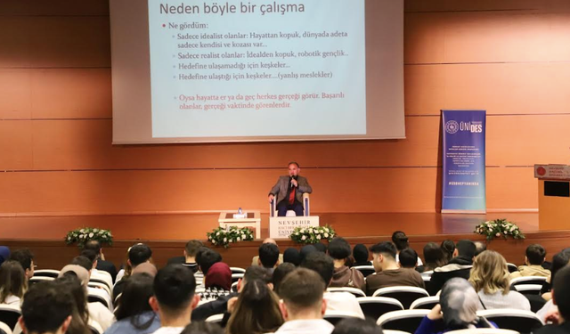 NEVÜ’de “Küresel Çağda Nasıl Bir Gençlik?” Konferansı Düzenlendi