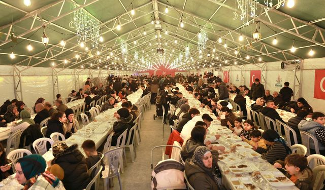 Vatandaşlar iftar çadırında iftar açtı