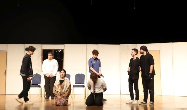 “Saklambaç Komedisi” Tiyatro Oyunu Seyirciyle Buluştu