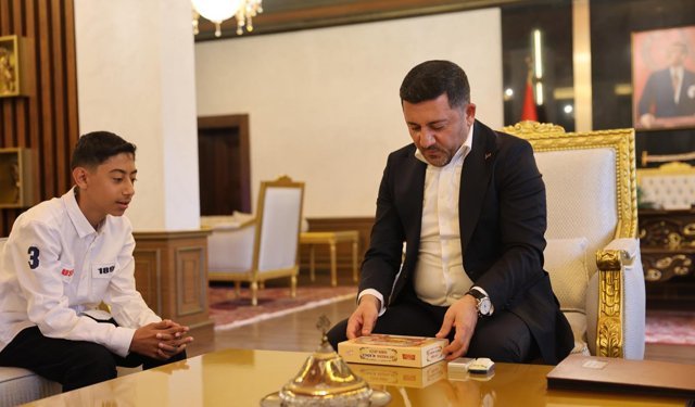 Kardelenli Kitap Kurdu Başkan Arı’yı ziyaret etti