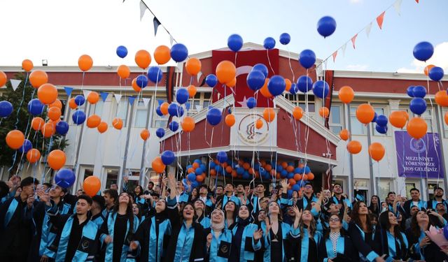 Kardelenli 12. sınıflar görkemli bir törenle mezun oldu