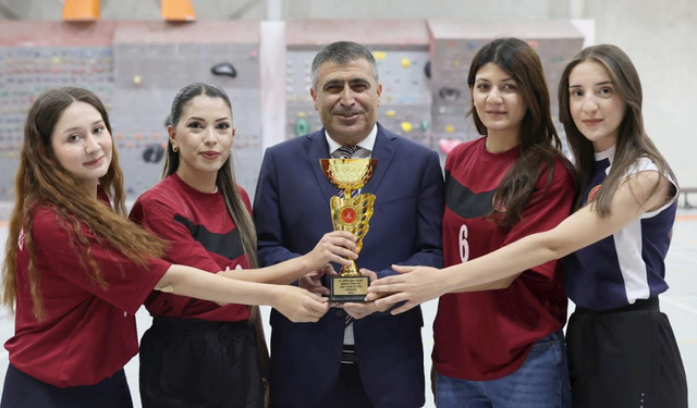 NEVÜ’de Geleneksel 15. Spor Şenlikleri Ödül Töreni Düzenlendi