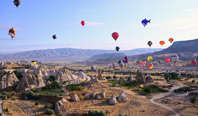 Figürlü balonlar gökyüzüne yükseldi