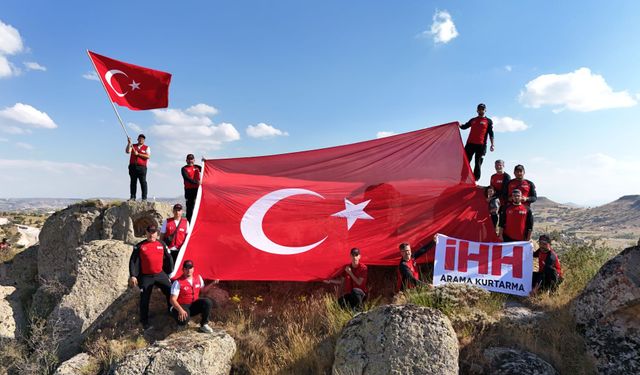 İHH ekibi, 15 Temmuz şehitleri anısına zirveye tırmandı