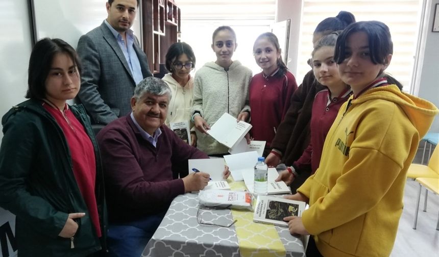 Yazar Aytekin, Fatih Ortaokulunda öğrencilerle bir araya geldi