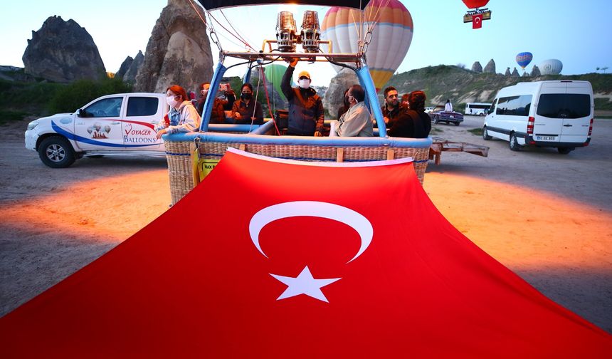 Kapadokya semaları Türk bayraklarıyla süslendi