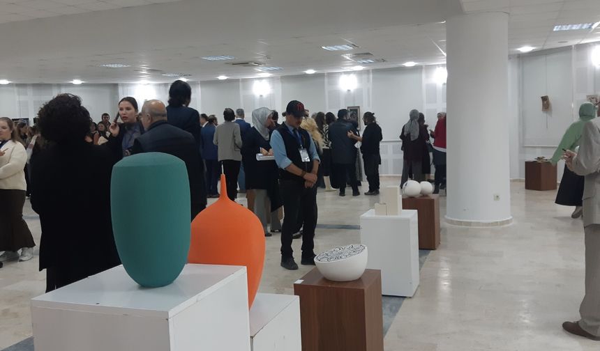 NEVÜ akademisyen ve öğrencileri seramik konferansı ve sergisine katıldı