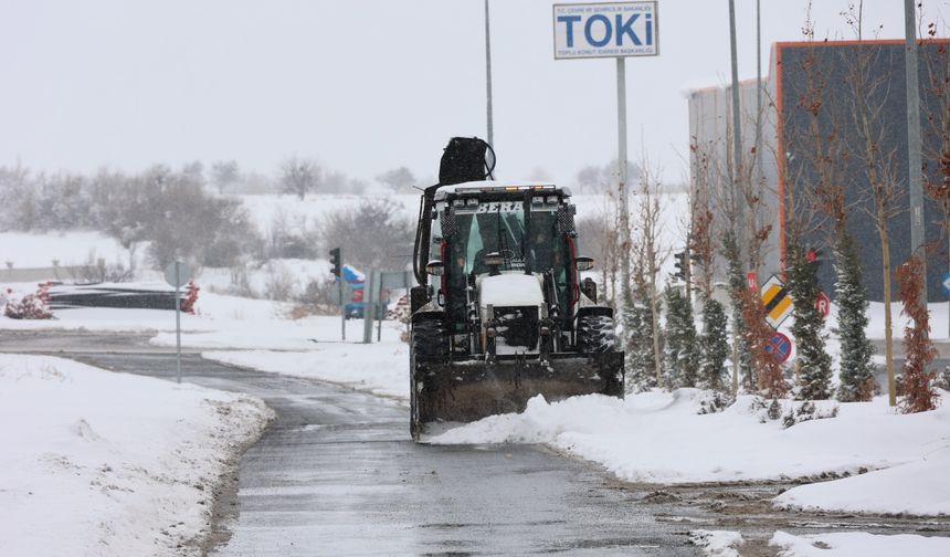 Belediye kar temizliği yapıyor