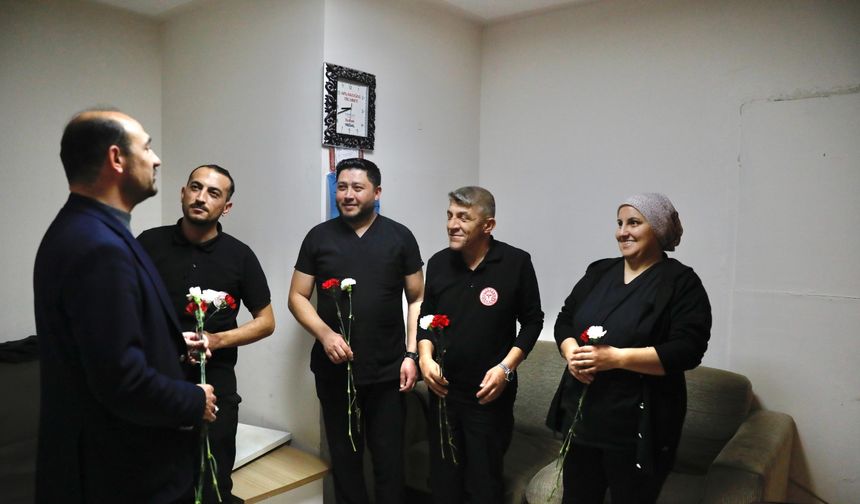 Tıp Bayramı’nda sağlık çalışanlarına karanfil dağıtıldı