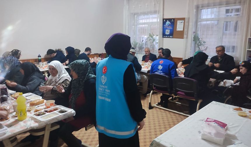 Yaşlılar ve özel çocuklu aileler iftarda buluştu