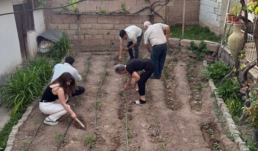 CHP'li gençler yaşlıların bahçe işlerine yardım etti