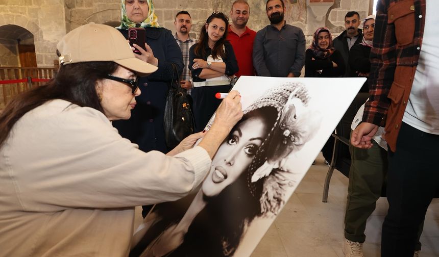 Türkan Şoray “Mahpus” filminin çekildiği kiliseyi gezdi