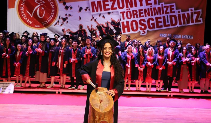 Aktekin mezuniyet törenine katıldı