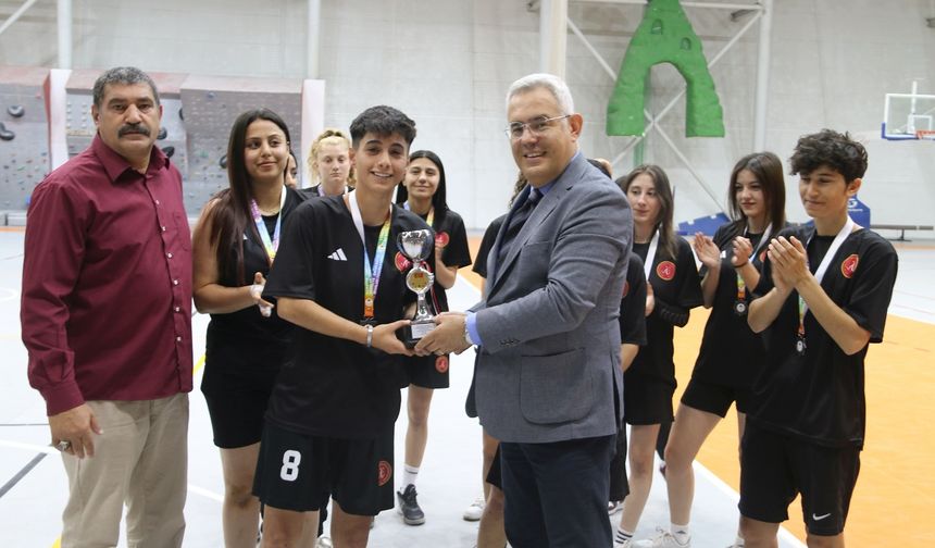 NEVÜ Futsal Kadın Takımı Süper Lig'e yükseldi
