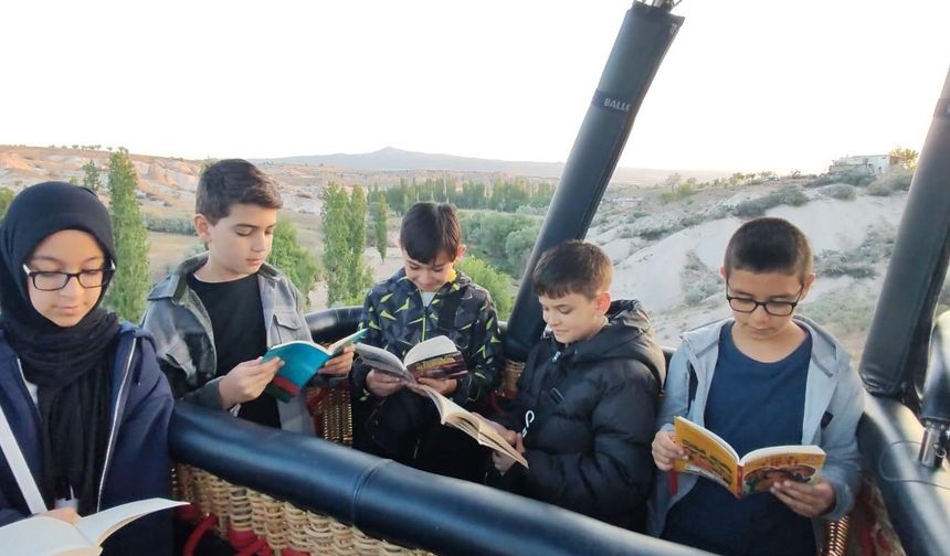 Öğrenciler sıcak hava balonunda kitap okudu