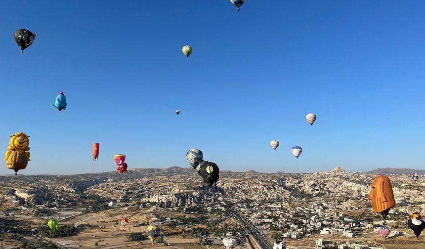 Figürlü balonlar Kapadokya semalarında