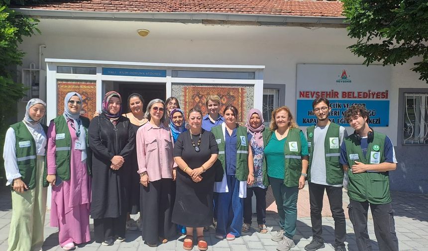 Dokuma atölyesinde Yeşilay üyeleri misafir edildi