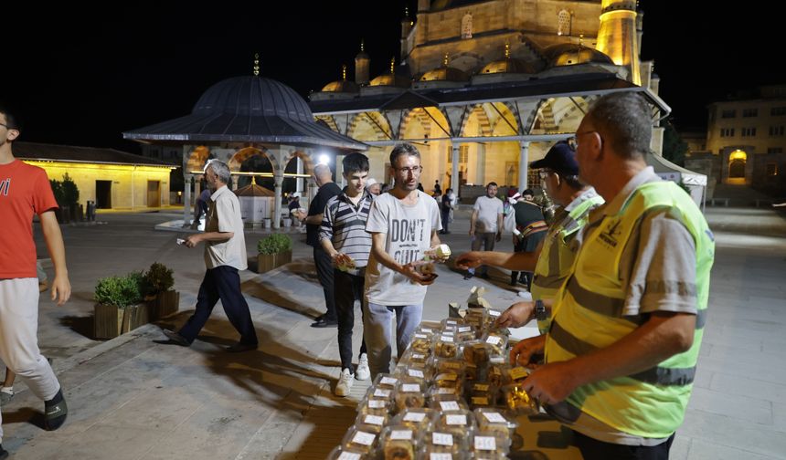 Mevlit Kandili’nde kandil simidi ve şerbet dağıtıldı
