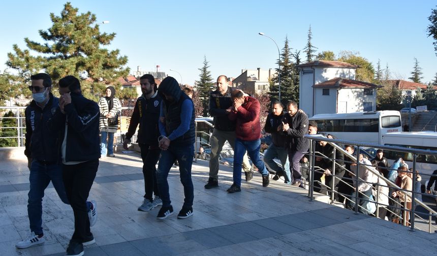Dolandırıcılık çetesinden 25 kişi tutuklandı