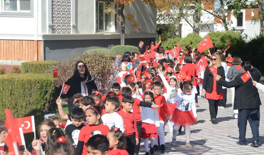 Kardelen Eğitim Kurumlarından Cumhuriyet Bayramı yürüyüşü