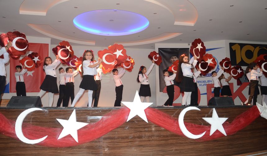 Kardelenli 3. sınıf öğrencilerinden muhteşem Cumhuriyet Bayramı gösterisi