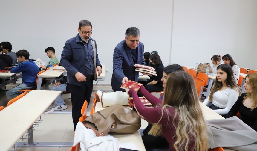 Aktekin, İngilizce ve Almanca Bölümü öğrencileriyle buluştu