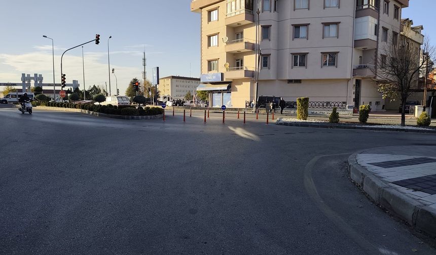 Bir kavşak trafiğe kapandı, bir ceddeye giriş yasaklandı