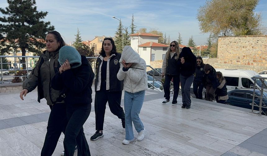 Fuhuş operasyonunda gözaltına alınan 5 kişi adliyede