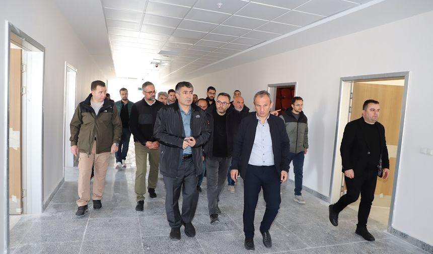 Rektör Aktekin yeni binayı inceledi