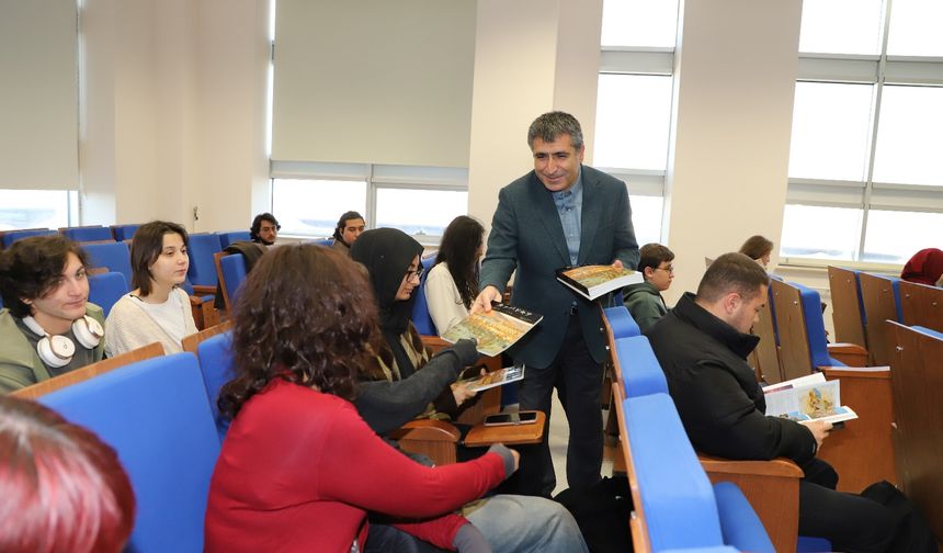 Rektör Aktekin'den yabancı öğrencilere Kur'an-ı Kerim hediyesi