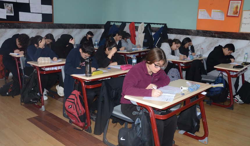 Kardelen’de Türkiye geneli TYT-AYT deneme sınavı yapıldı