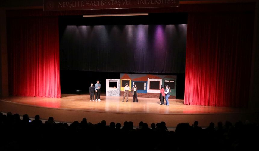 “Tersine Dünya” Tiyatro Oyunu Sahnelendi