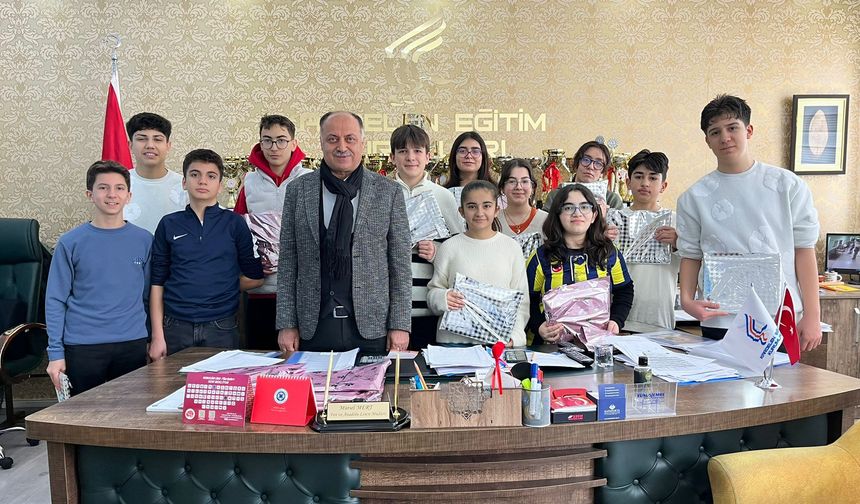 Bursluluk sınavında dereceye giren Kardelenli öğrencilere hediye