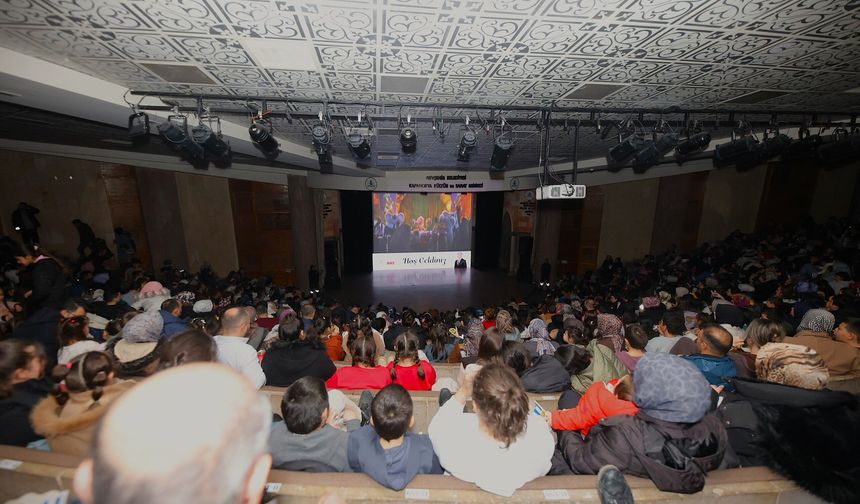 Çocuklar film izledi