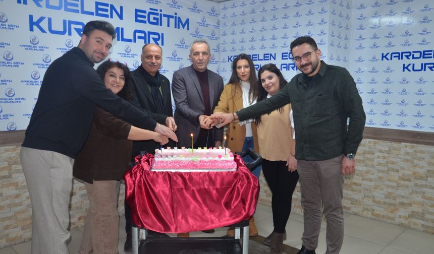 Kardelende kayıtlara yoğun ilgi pasta kesilerek kutlandı