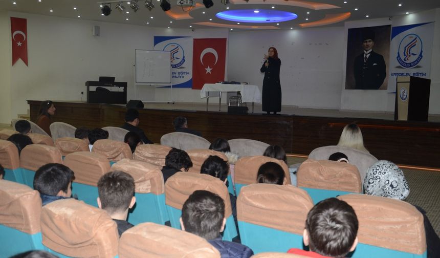 Yazar Selcen Yüksel Arvas Kardelenli öğrencilerle buluştu