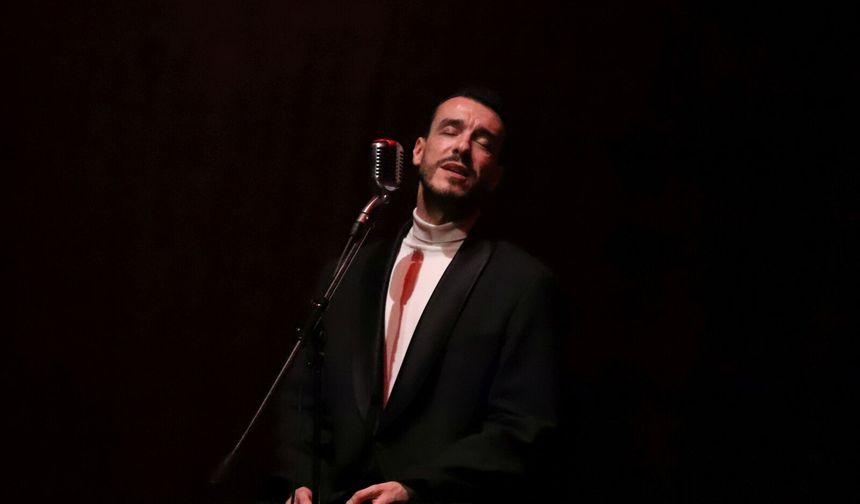 Cem Adrian, NEVÜ’de Sahne Aldı