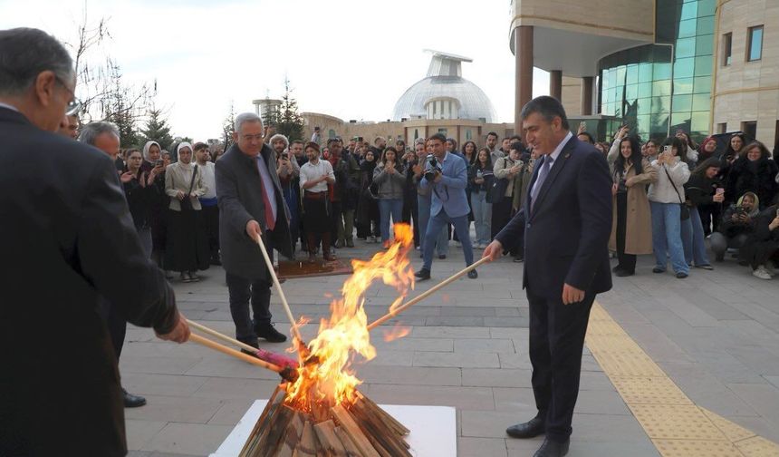 NEVÜ’de Nevruz  ateşi yandı