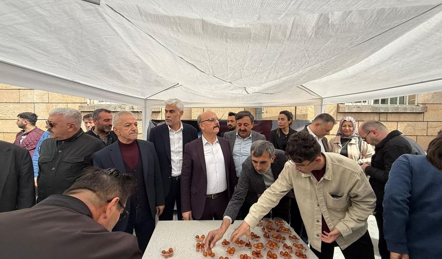 Ülkücüler Alparslan Türkeş anısına lokma ikram etti