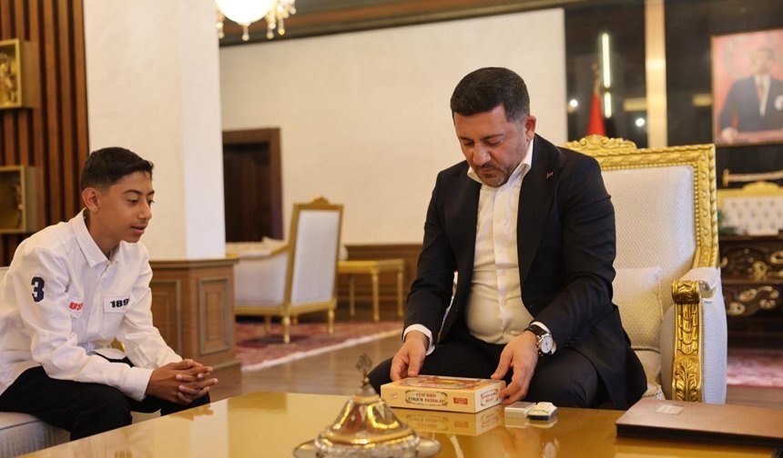 Kardelenli Kitap Kurdu Başkan Arı’yı ziyaret etti