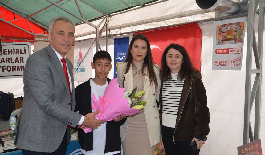 Kardelenli yazara okul müdüründen destek ziyareti