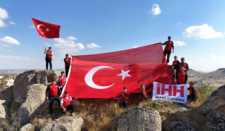 İHH ekibi, 15 Temmuz şehitleri anısına zirveye tırmandı