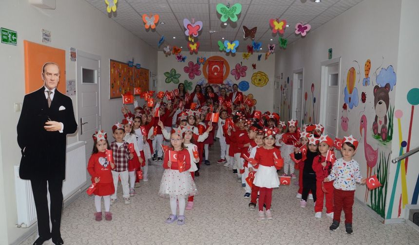 Minik Kardelenlerden muhteşem 29 Ekim coşkusu