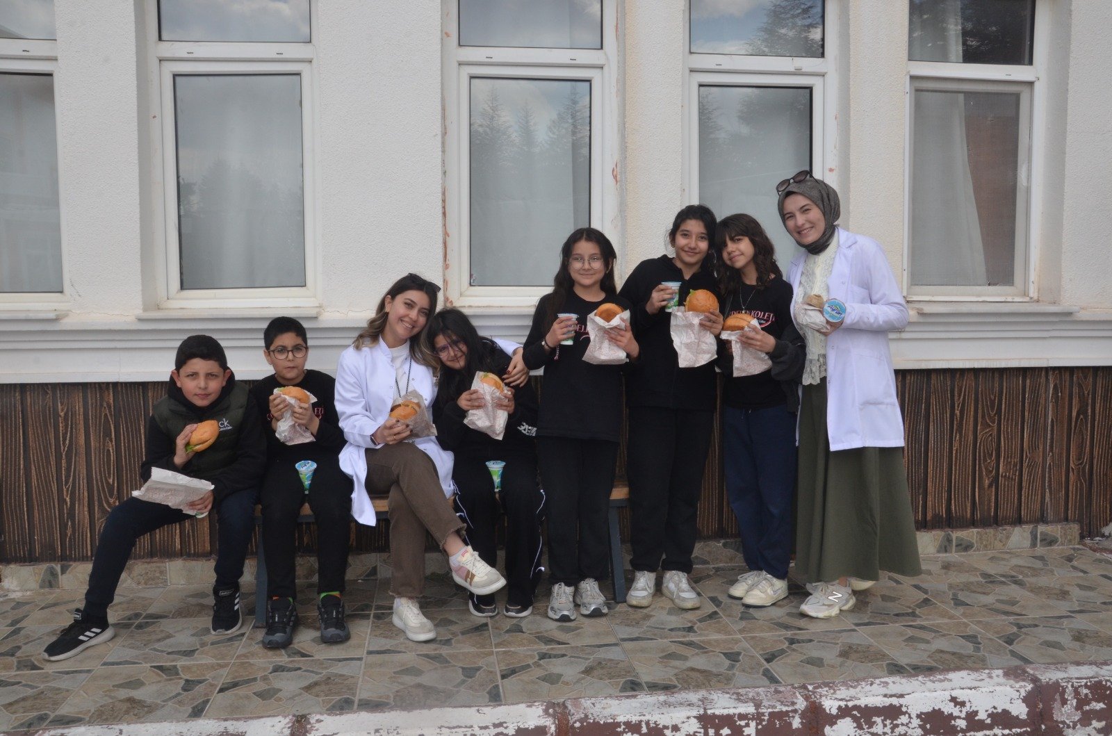 Kardelen’de öğrencilere mangal sürprizi